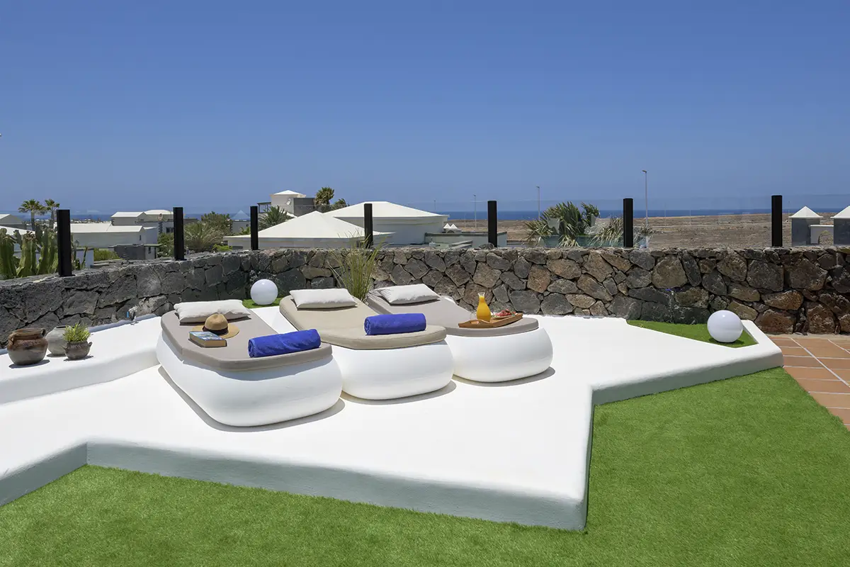 Liegebereich mit komfortablen Sonnenliegen am Pool der Villa Alisios 43 Hipoclub