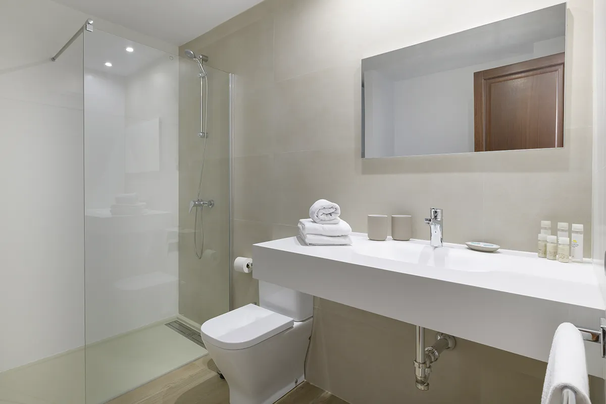 Voll ausgestattetes Badezimmer mit Dusche in der Villa Alisios 43 Hipoclub
