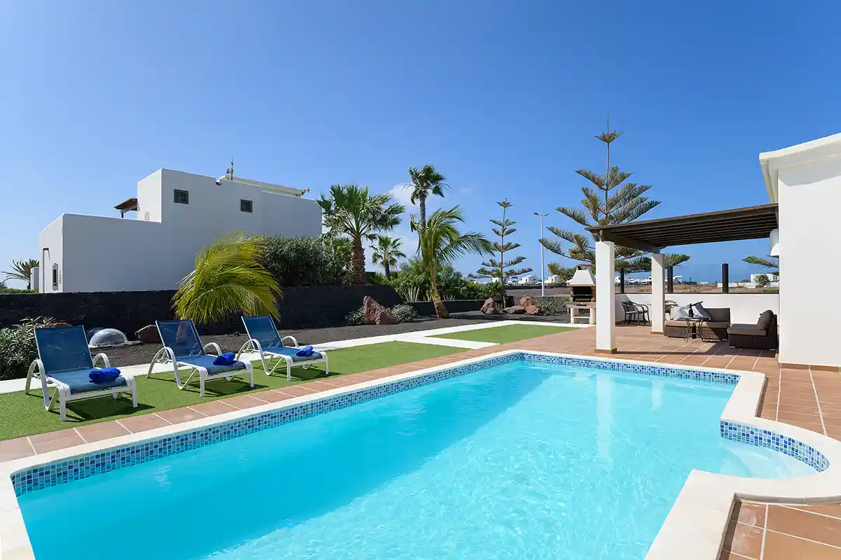 Piscina exterior con hamacas y vistas al jardín, Hipoclub Villa Aguamarina 5