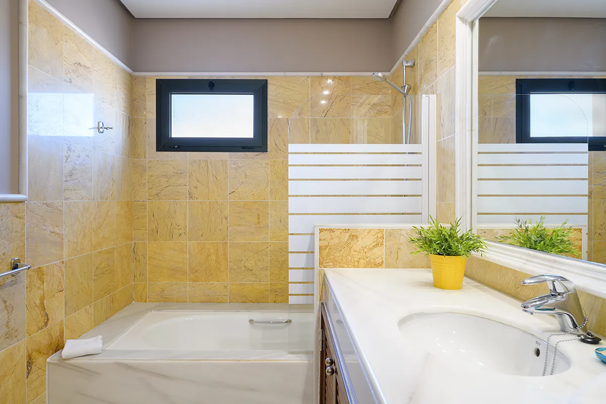 Cuarto de baño privado del dormitorio principal, equipado con ducha y mobiliario funcional, Hipoclub Villa Aguamarina 5