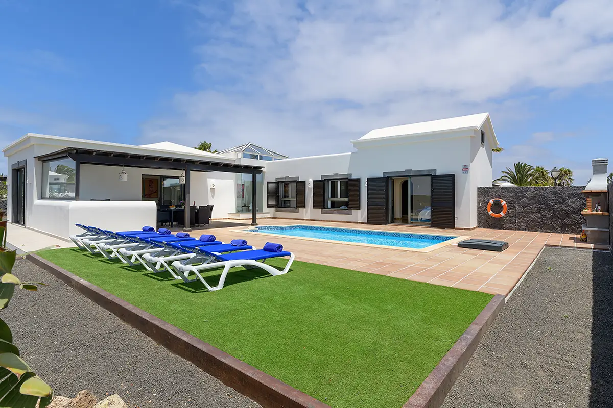 General view of the garden and terrace area with pool at Villa Faro Park 189 Hipoclub