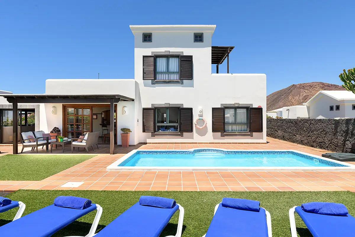 Bequeme Liegestühle am Pool der Hipoclub Villa Aguamarina 10