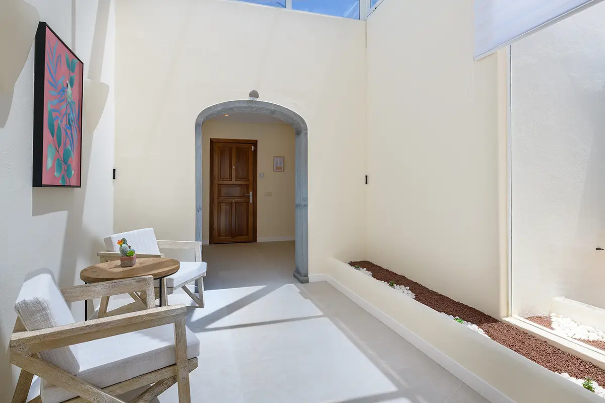 Hallway converted into an indoor terrace with garden views at Villa Faro Park 189 Hipoclub
