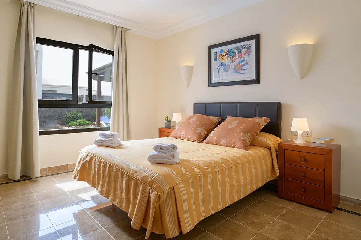 Schlafzimmer mit Gartenblick in Hipoclub Villa Aguamarina 27