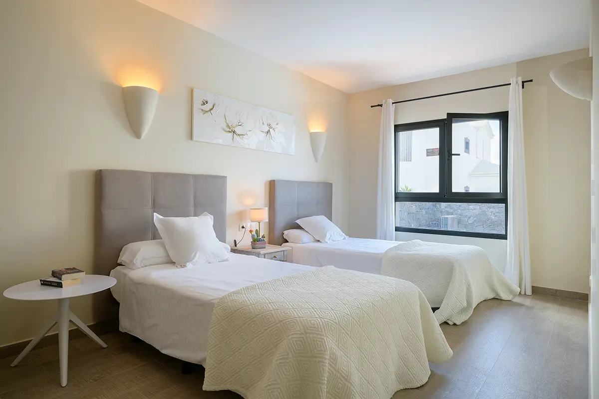 Schlafzimmer mit zwei Einzelbetten in Hipoclub Aguamarina 25