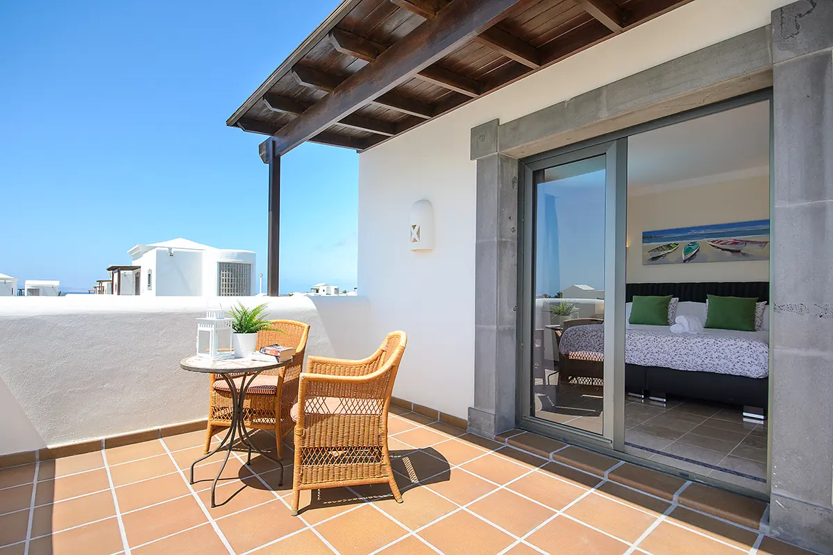 Terrasse im Obergeschoss mit Tisch und Gartenstühlen in Hipoclub Villa Aguamarina 28
