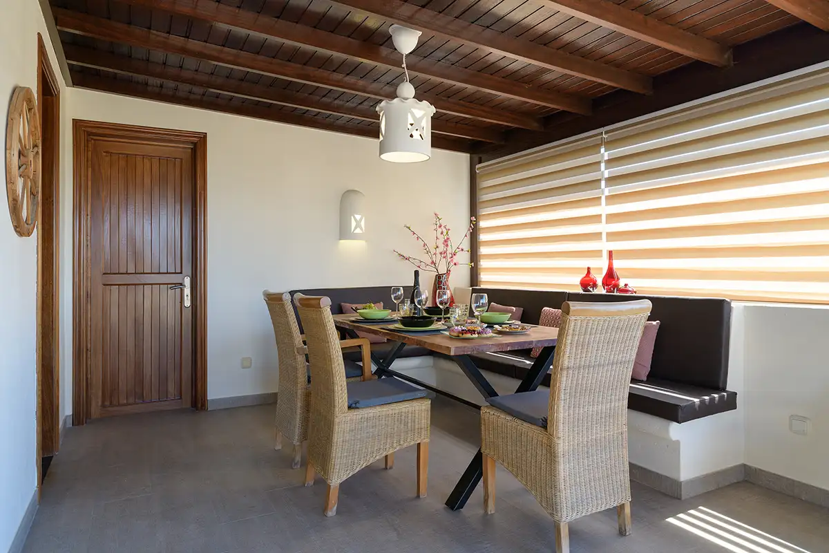 Mesa de comedor dispuesta con elementos decorativos visibles en Hipoclub Villa Aguamarina 30