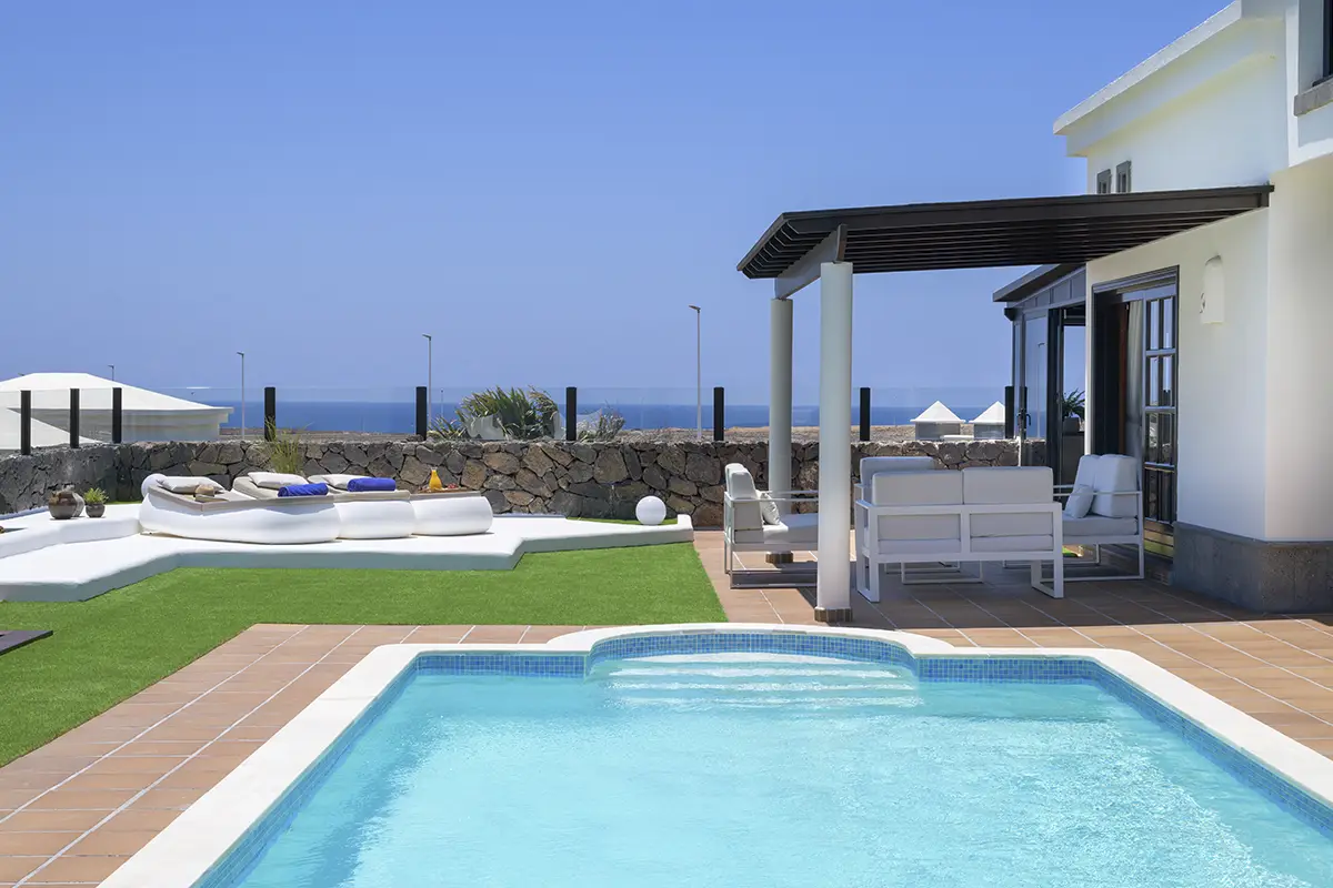 Blick auf den Außenbereich mit Pool, Terrasse und Sonnenzone der Villa Alisios 43 Hipoclub