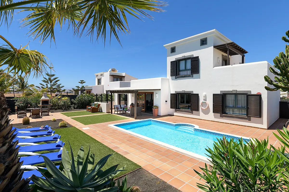 Blick von den Gärten auf Pool und Terrassen der Hipoclub Villa Aguamarina 10