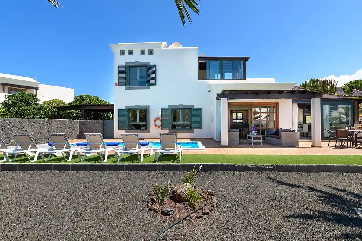 Vista exterior de la villa desde el jardín en Hipoclub Villa Zafiro 54