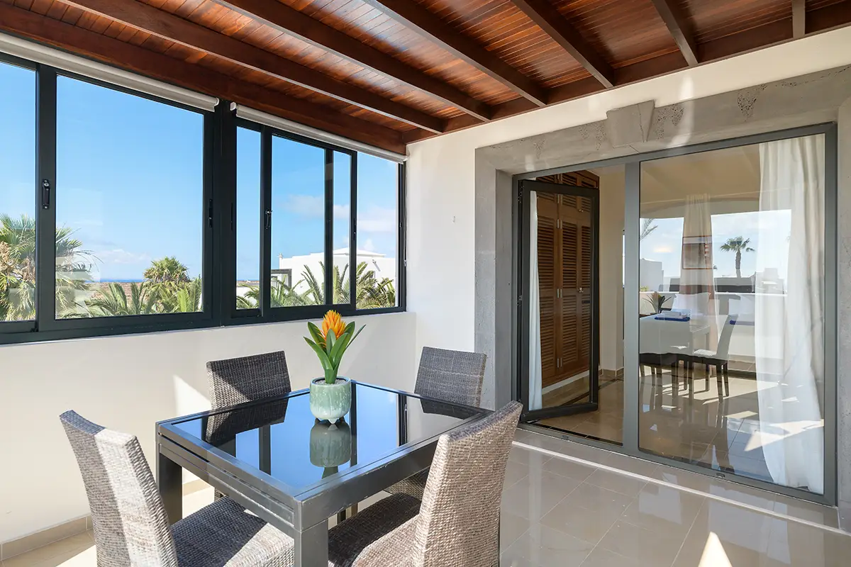 Terraza cerrada conectada al dormitorio principal en Hipoclub Villa Zafiro 54