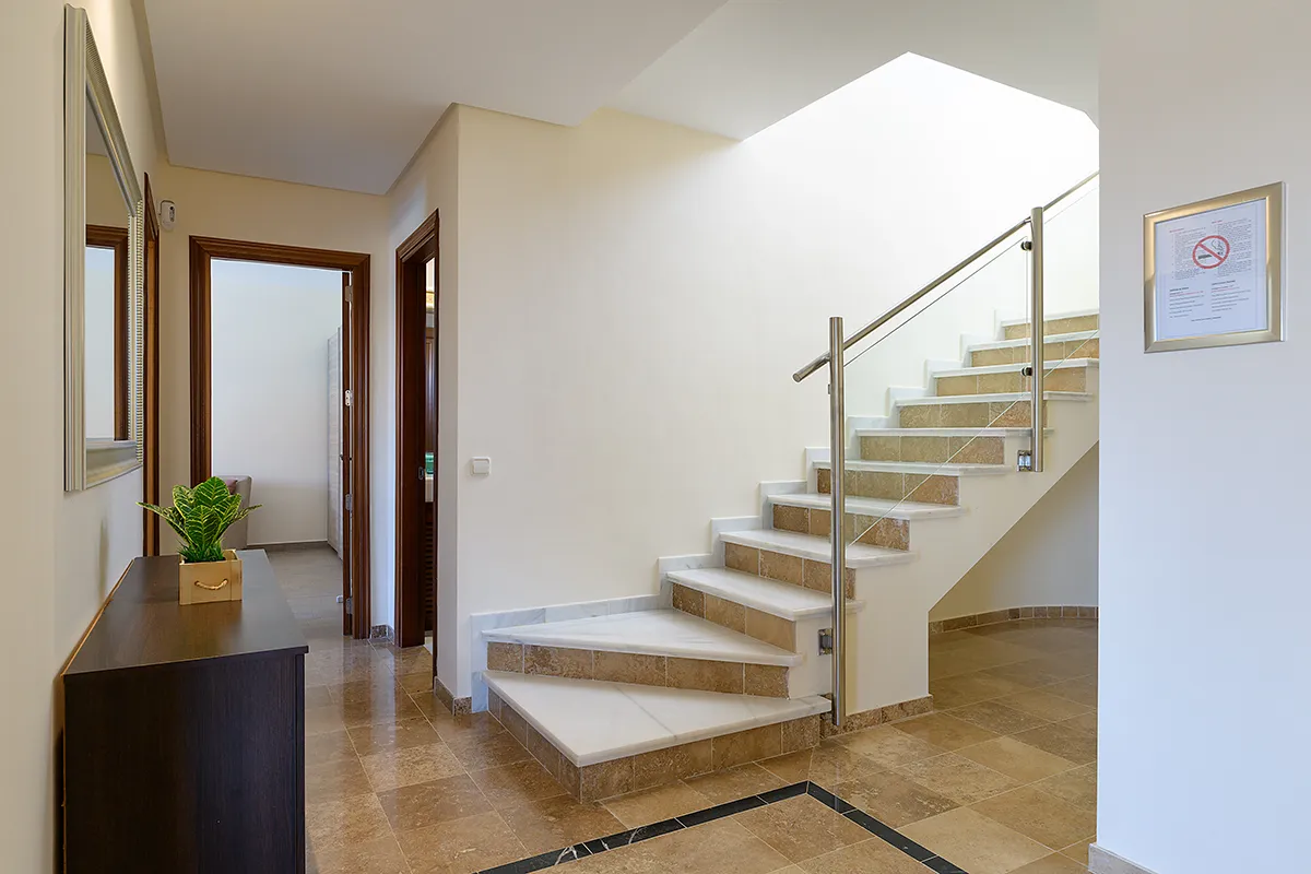 Zona de distribución interior con escaleras de acceso a la planta superior en Hipoclub Villa Aguamarina 30