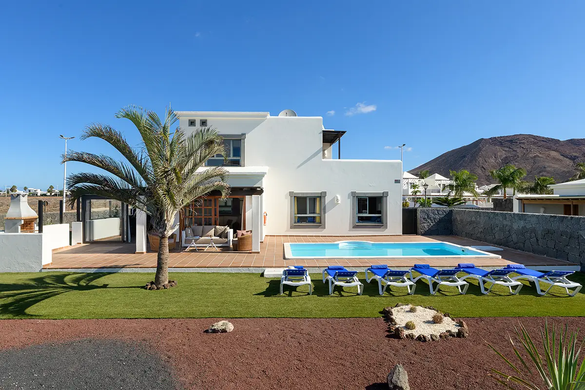 Outdoor area with gardens, pool, barbecue and covered terrace at Hipoclub Villa Aguamarina 1