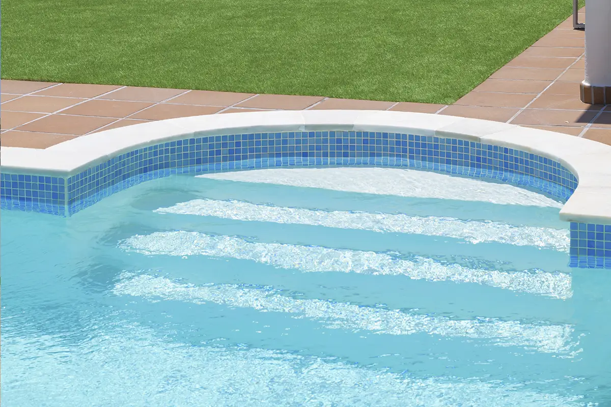 Treppen mit Zugang zum Pool der Villa Alisios 43 Hipoclub