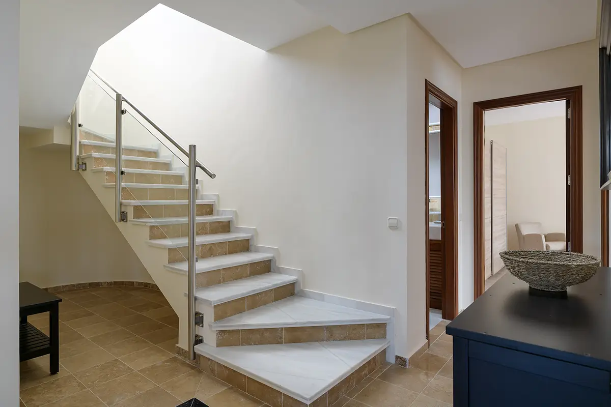 Treppe zur oberen Etage in Hipoclub Aguamarina 25