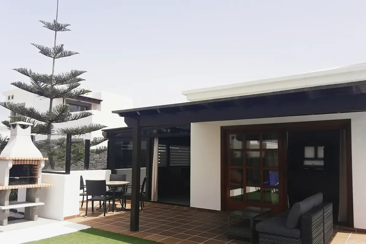 Terraza cubierta y zona exterior con barbacoa en Hipoclub Villa Aguamarina 11
