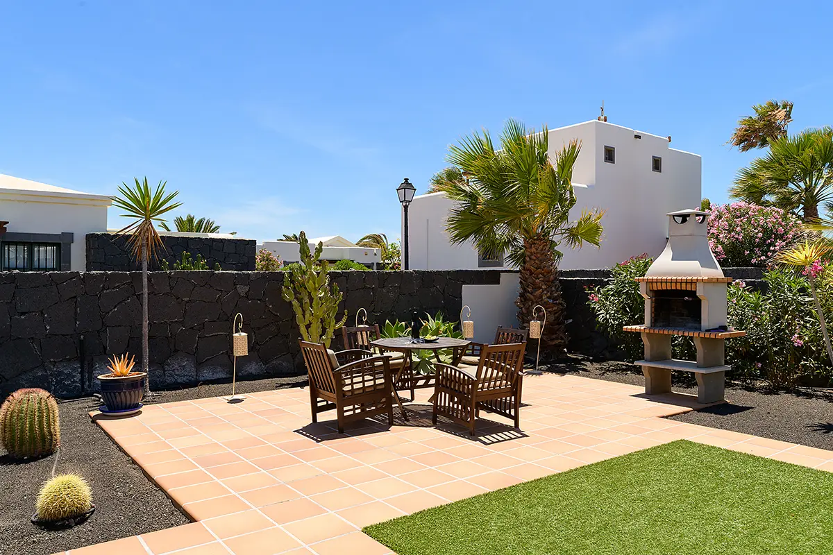 Außenbereich mit Grill und Essplatz bei Hipoclub Villa Aguamarina 10