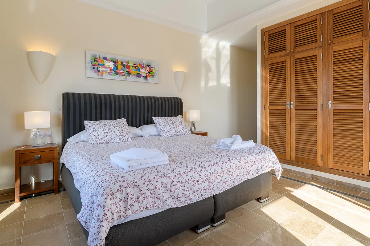 Großes Schlafzimmer mit Einbauschrank in Hipoclub Villa Aguamarina 27