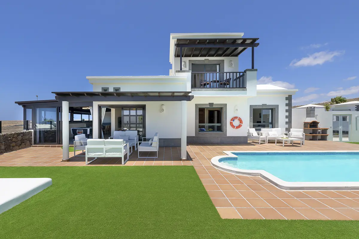 Pool mit Gartenbereich und Solarium in der Villa Alisios 43 Hipoclub