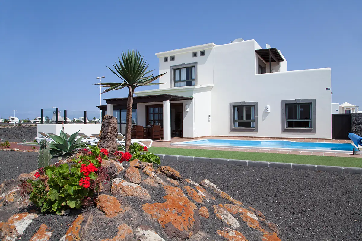 Spacious garden with greenery and seating, Hipoclub Villa Aguamarina 2