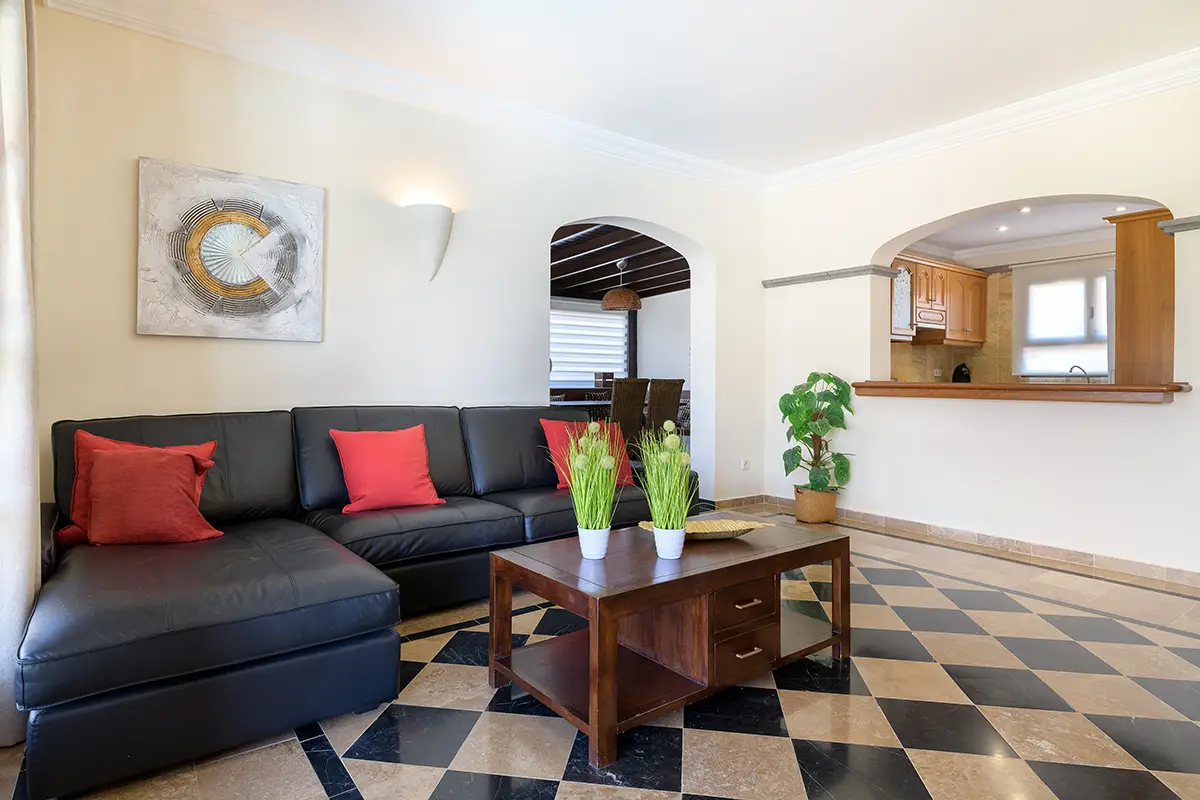 Sofá cómodo en el interior de Hipoclub Villa Aguamarina 11