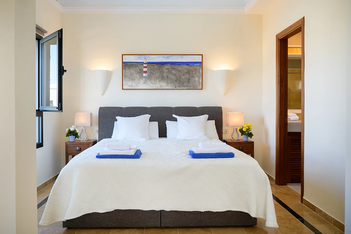 Dormitorio con baño privado en Hipoclub Villa Zafiro 54