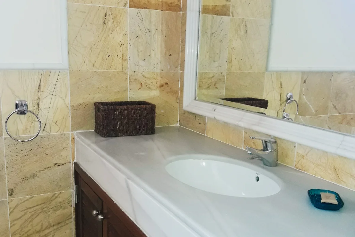 Lavamanos amplio integrado en zona de aseo en Hipotel Villa Aguamarina 14