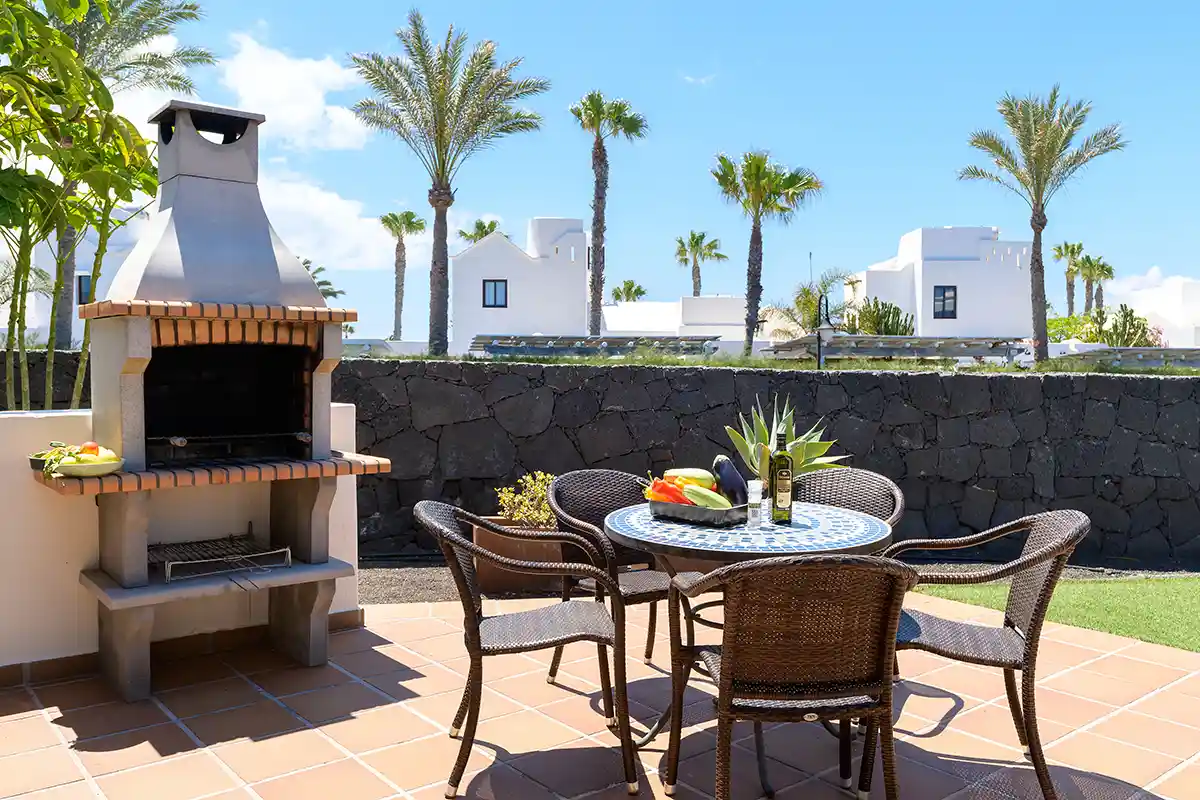 Zona de barbacoa con comedor exterior en Hipoclub Villa Zafiro 54