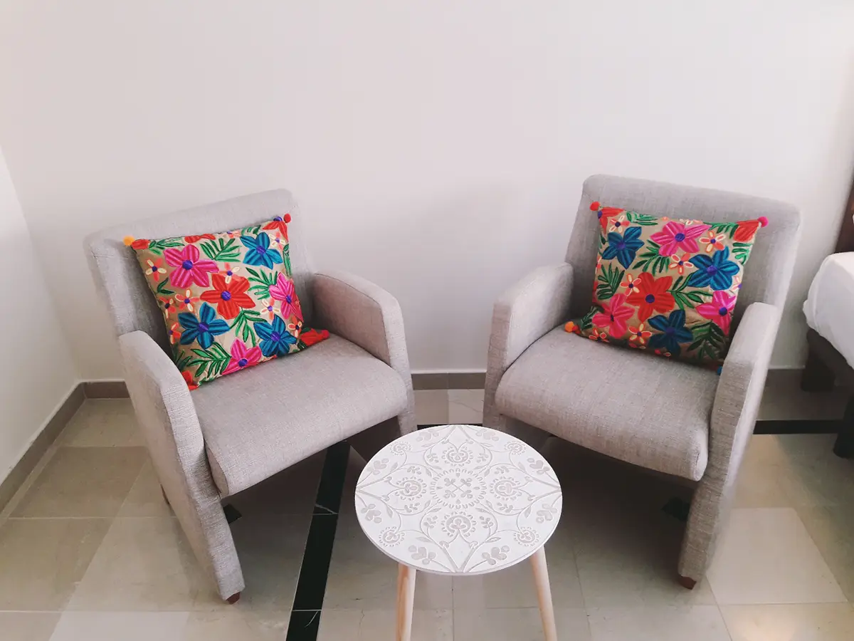 Agradable rincón con sillones en Hipoclub Villa Aguamarina 11