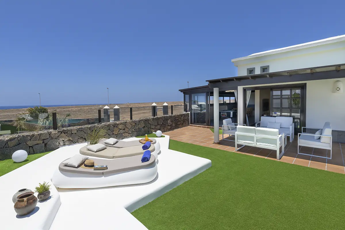 Solarium mit modernen Liegen im Außenbereich der Villa Alisios 43 Hipoclub