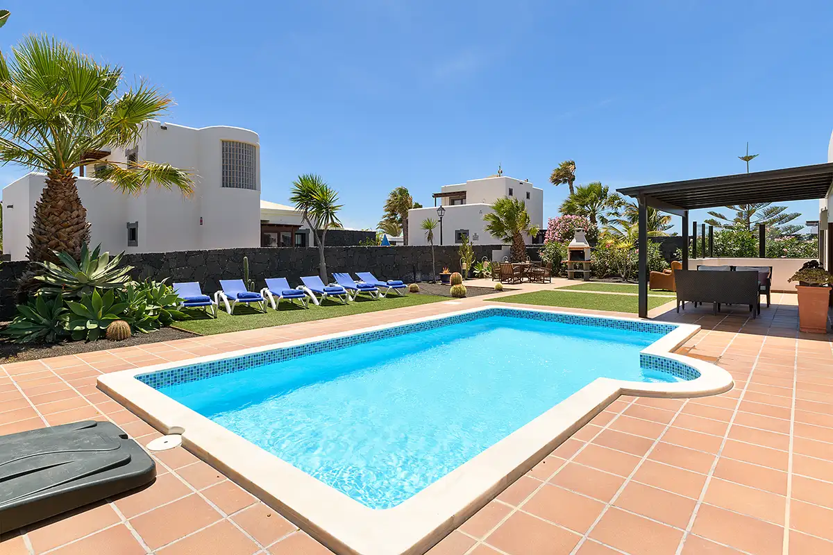 Gesamtansicht des Pools bei Hipoclub Villa Aguamarina 10