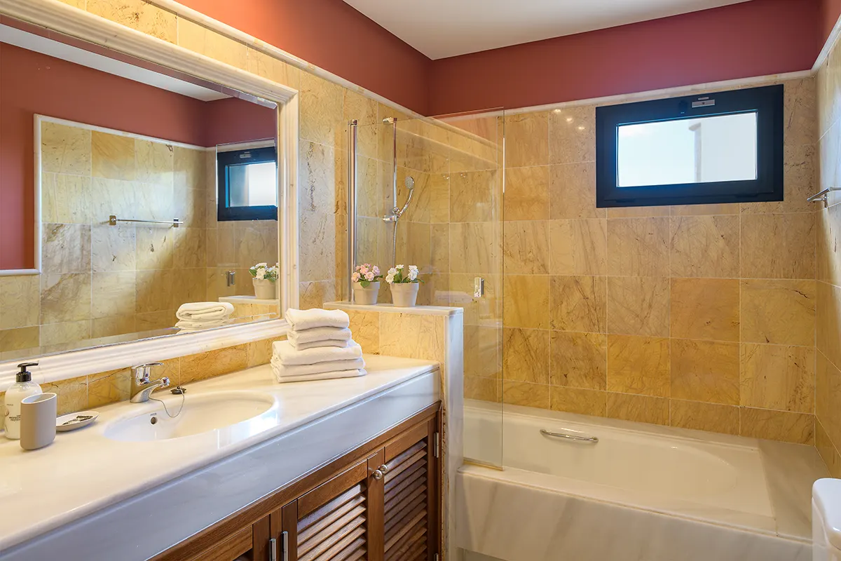Bathroom with bathtub at Hipoclub Villa Aguamarina 1