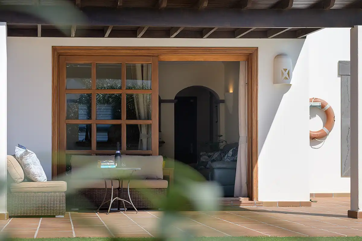Terraza exterior amueblada con cómodos sofás de jardín, Hipoclub Villa Aguamarina 5