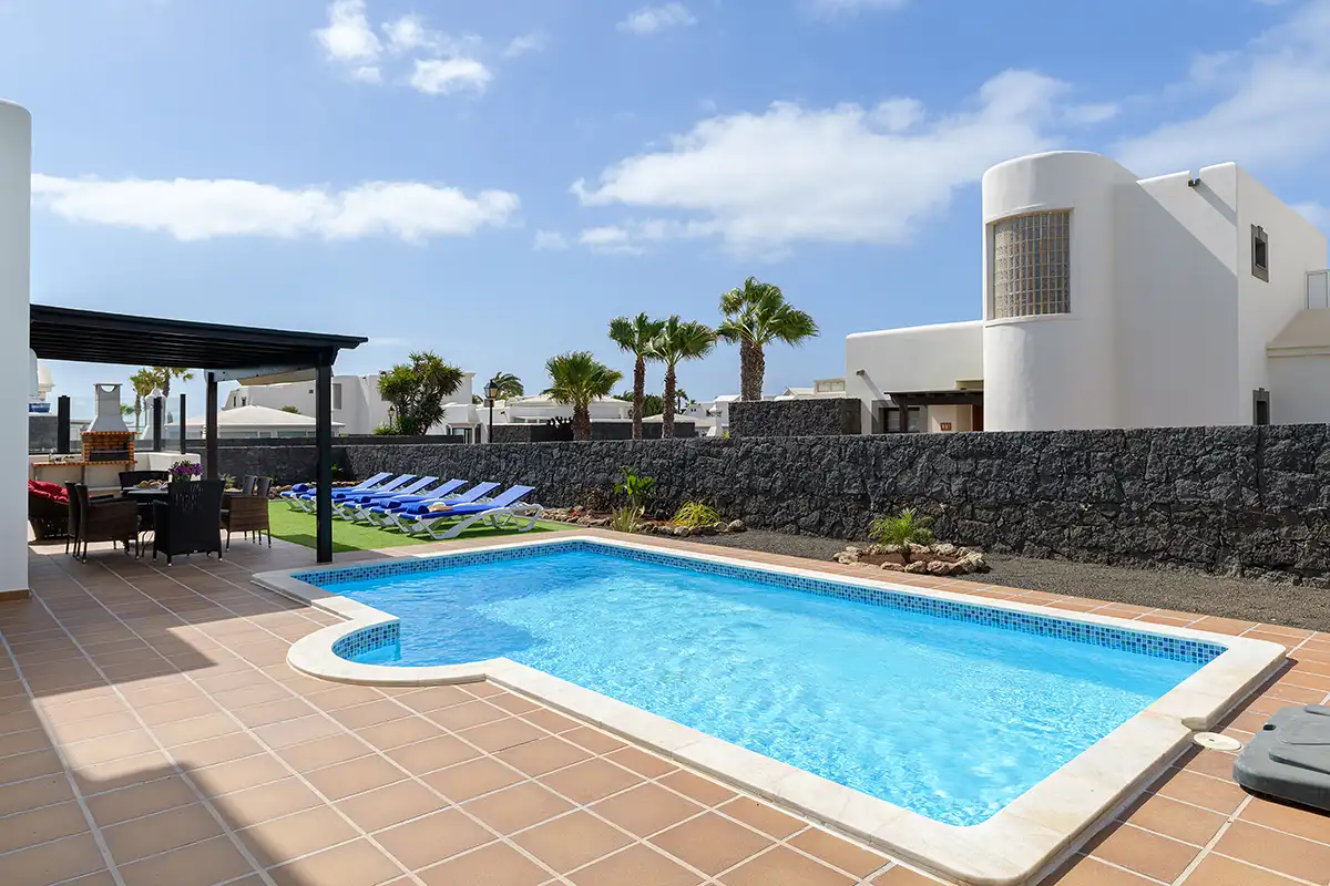 Amplia terraza junto a la piscina en Hipoclub Villa Aguamarina 32