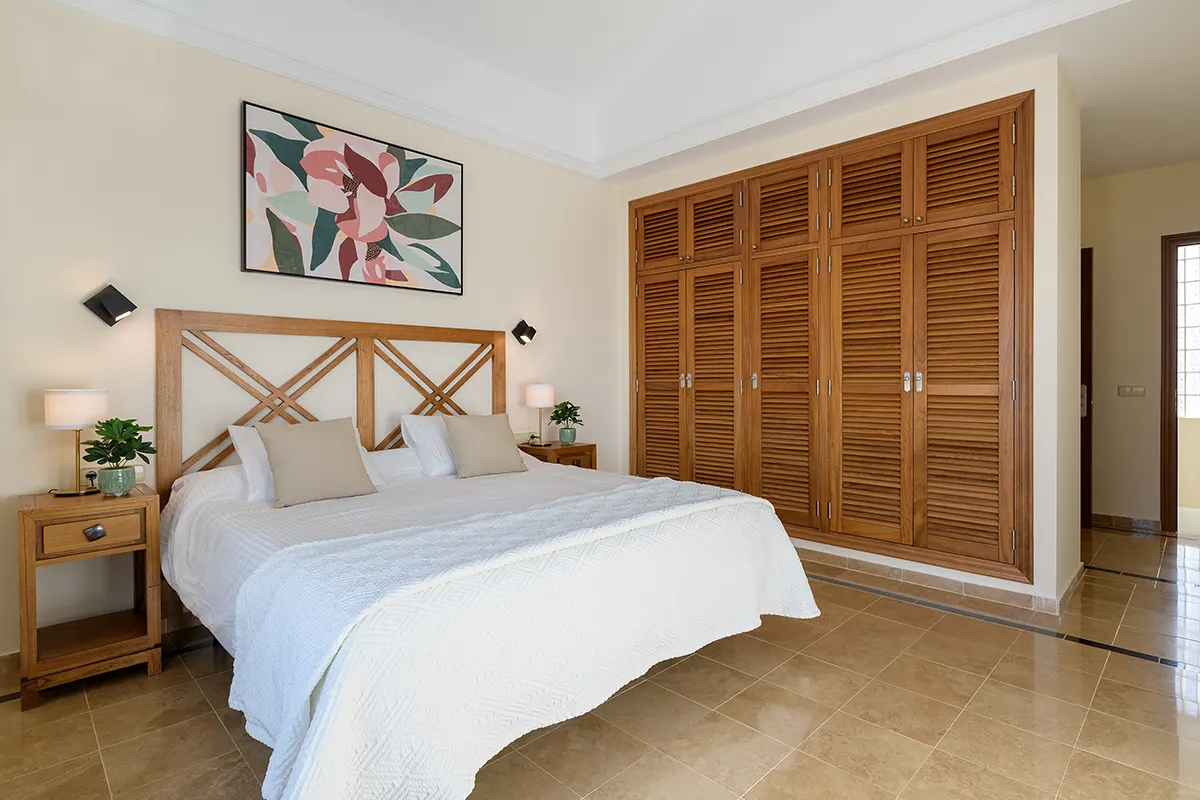 Dormitorio principal con gran armario empotrado en Hipoclub Villa Aguamarina 32