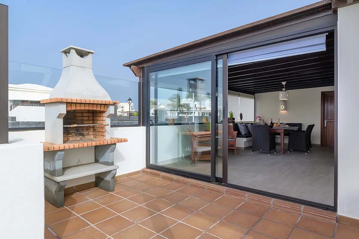 Außenterrasse mit integrierter Grillmöglichkeit bei Hipoclub Villa Aguamarina 29