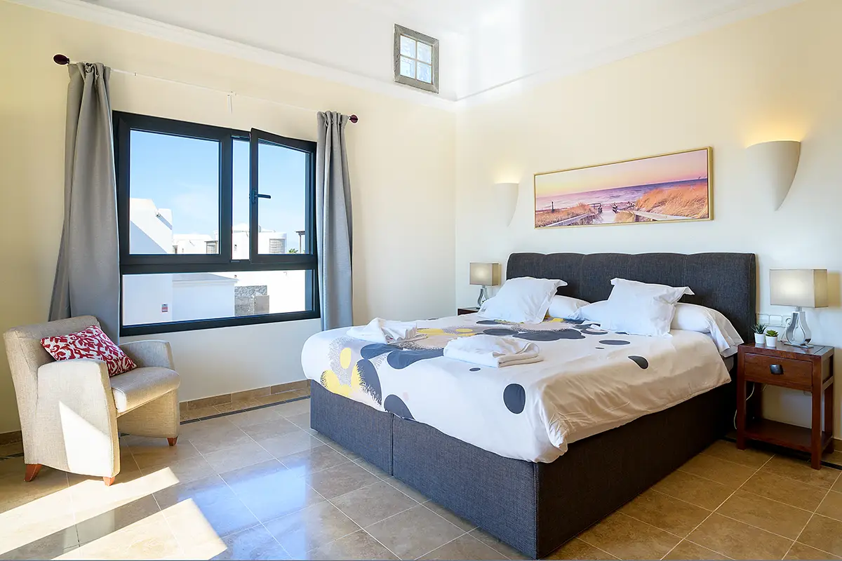 Dormitorio de gran amplitud ubicado en la planta superior en Hipoclub Villa Aguamarina 30
