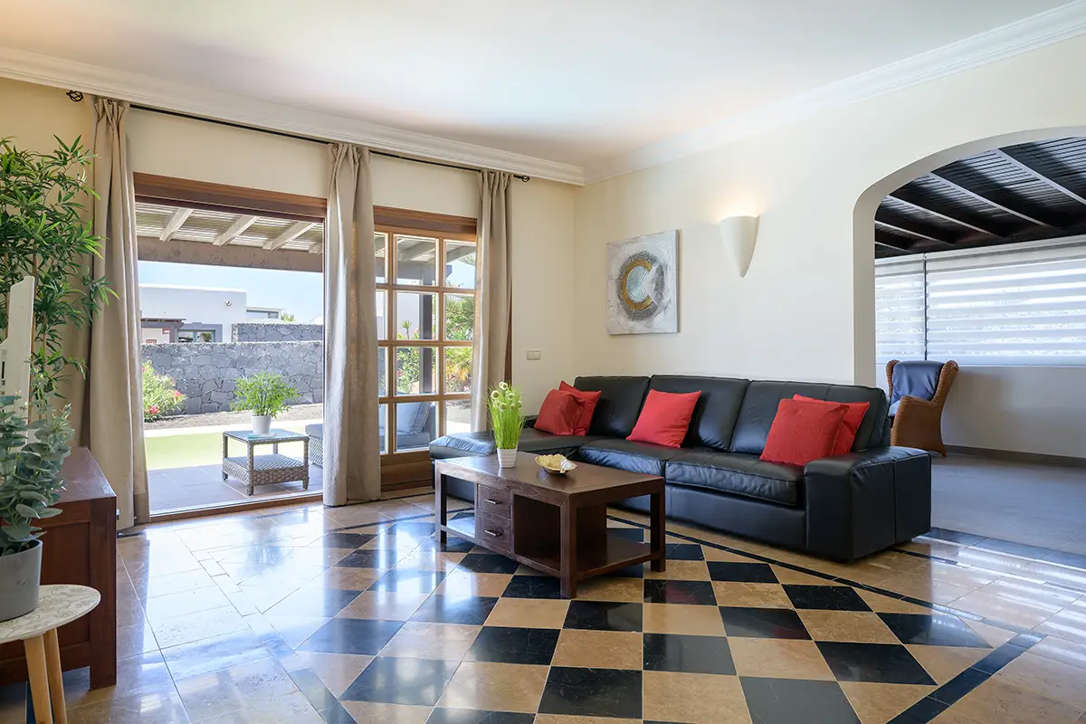 Salón con acceso directo a la terraza en Hipoclub Villa Aguamarina 11