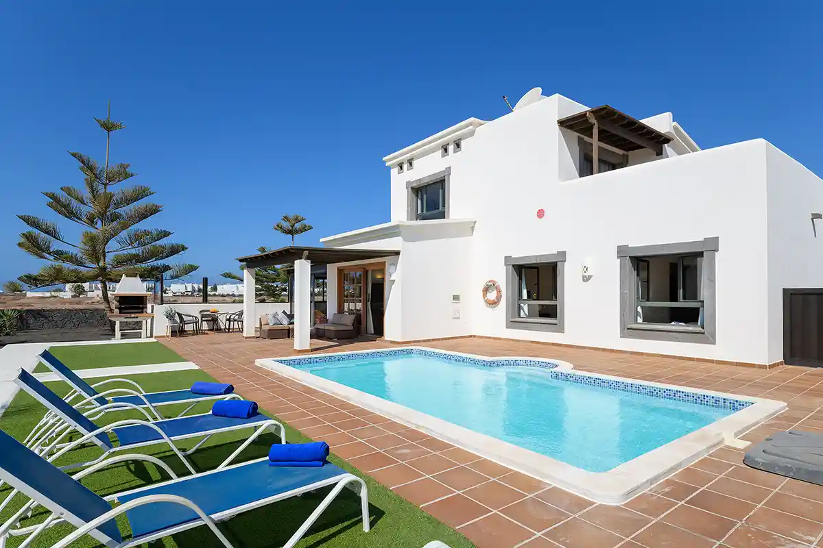 Piscina exterior con hamacas para tomar el sol, Hipoclub Villa Aguamarina 5