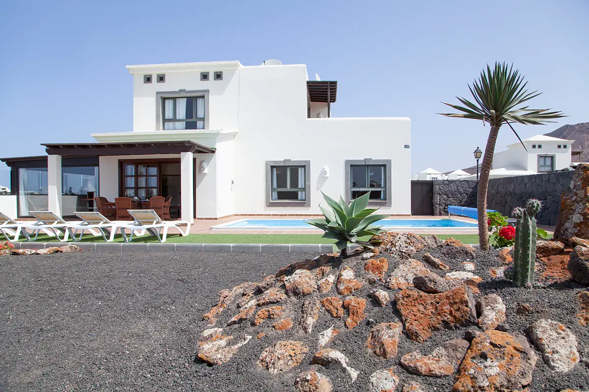 Garden with volcanic stone and lush plants, Hipoclub Villa Aguamarina 2