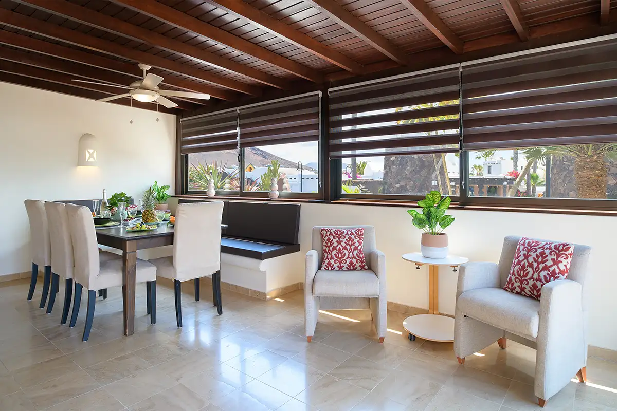 Salón comedor con amplias cristaleras hacia el exterior en Hipoclub Villa Zafiro 54
