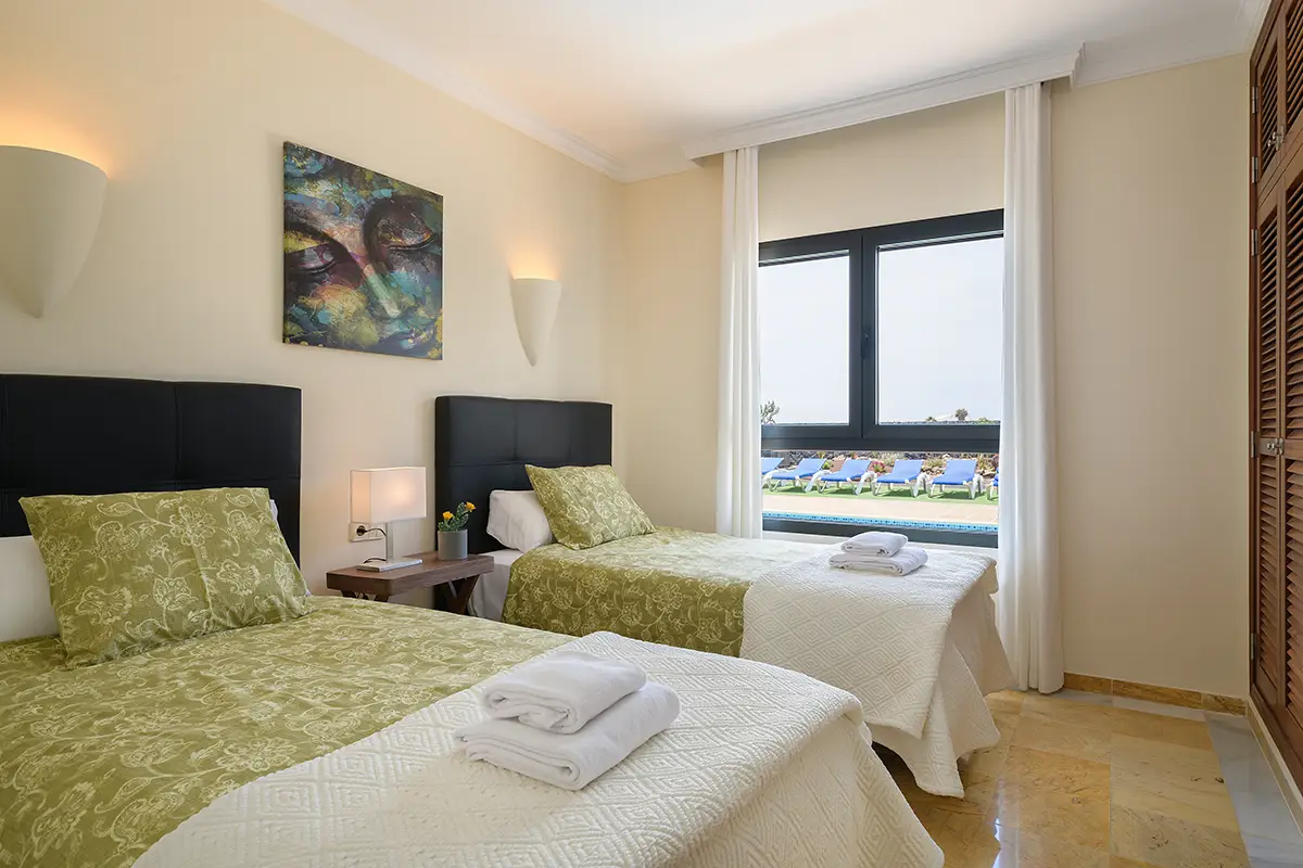 Twin bedroom with single beds at Villa Faro Park 189 Hipoclub