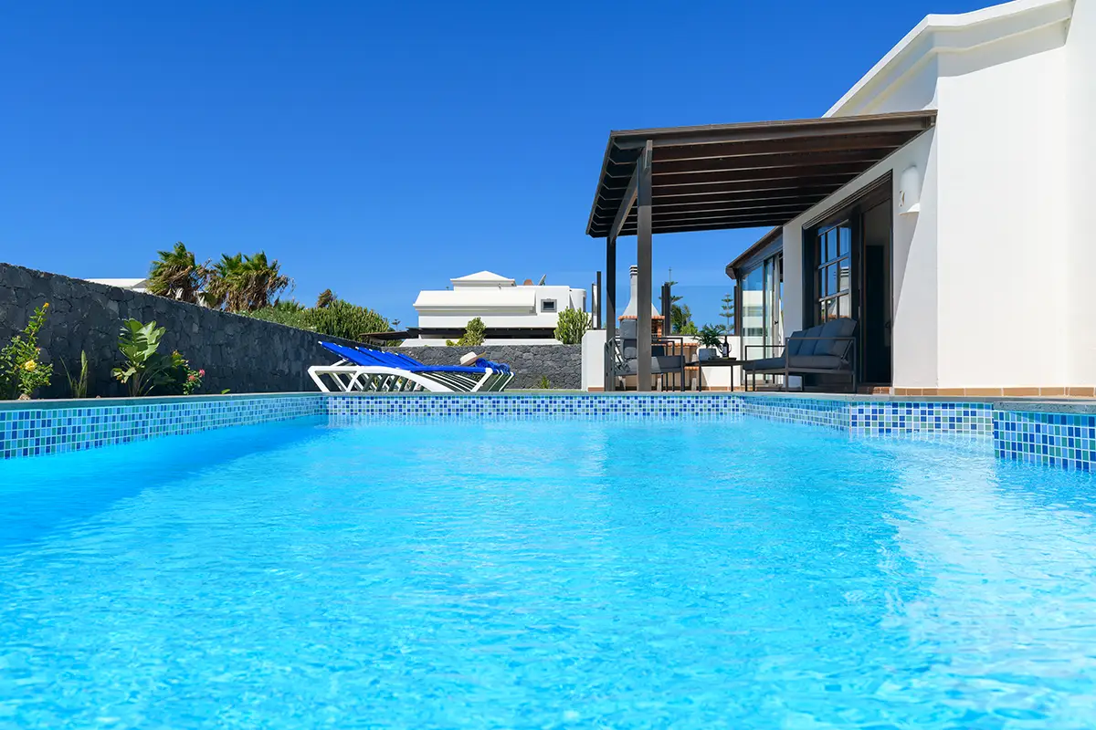 Pool mit überdachter Terrasse im Hintergrund des Außenbereichs von Hipoclub Aguamarina 25