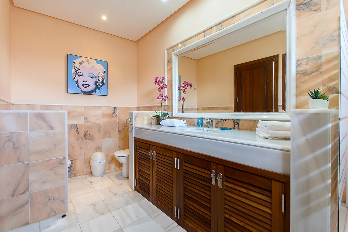 Espacioso Cuarto de baño de la Villa Hipoclub 