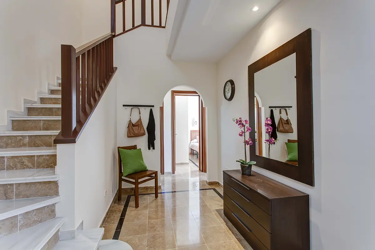 Escaleras interiores que conectan con la planta superior en Hipoclub Villa Aguamarina 4