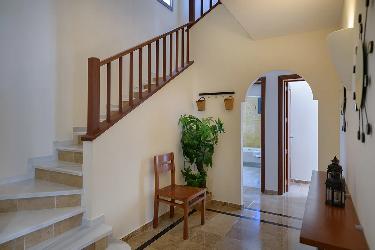 Escaleras interiores que conducen al piso superior de la villa, Hipoclub Villa Aguamarina 5