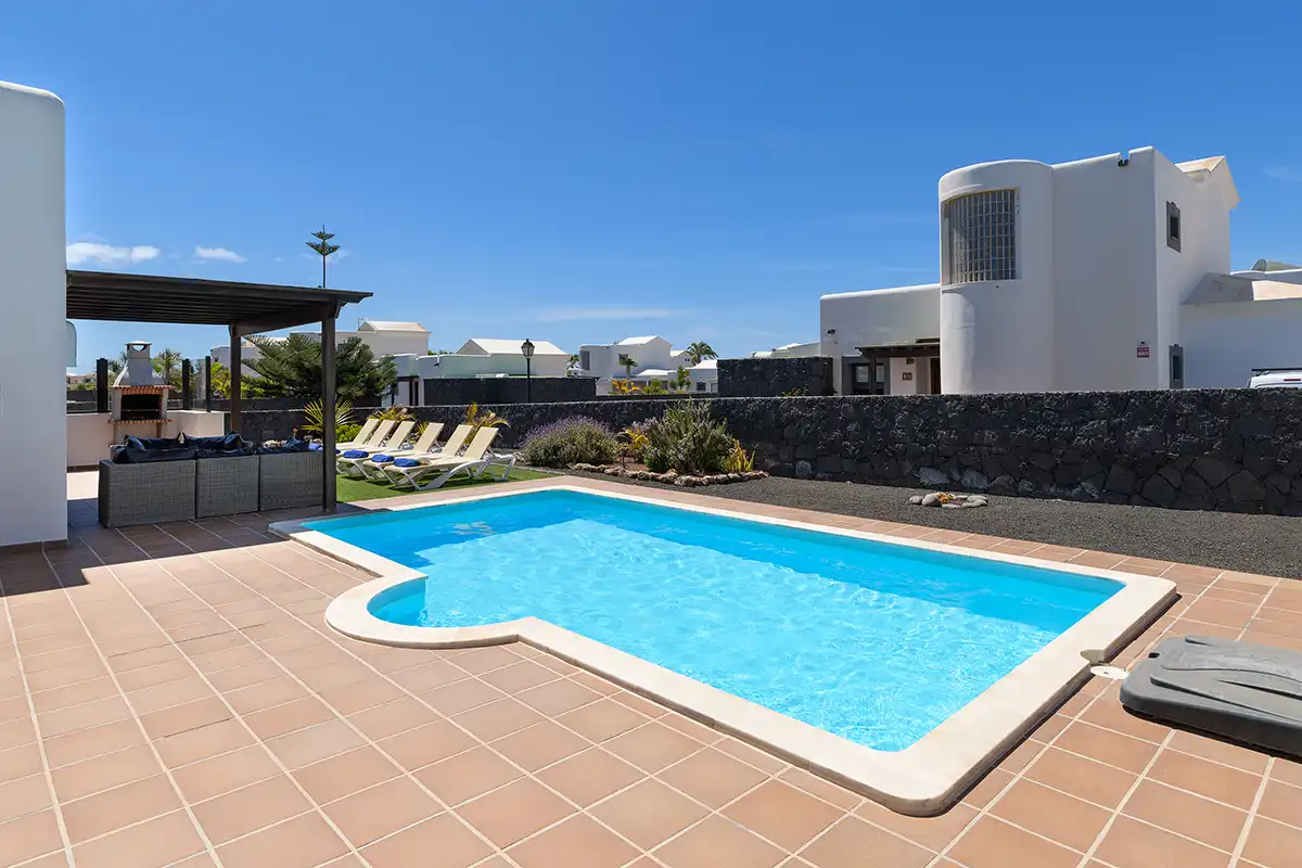 Terraza de gran amplitud situada junto al área de piscina en Hipoclub Villa Aguamarina 30