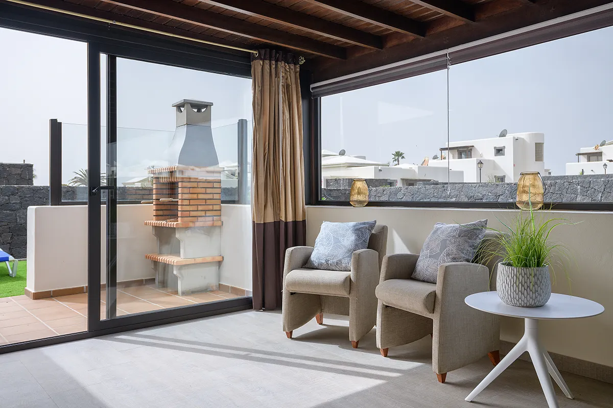 Wohnzimmer mit Zugang zur Grillterrasse in Hipoclub Villa Aguamarina 27