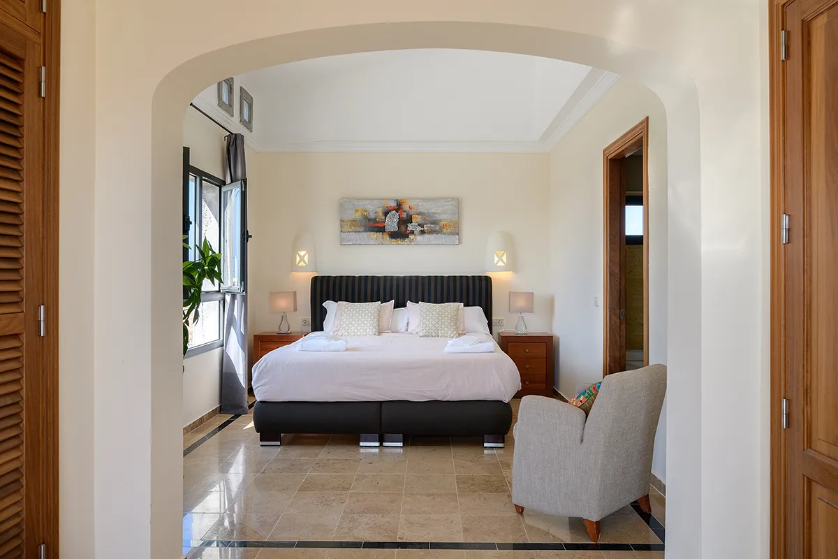 Entrada al dormitorio principal desde el pasillo interior, Hipoclub Villa Aguamarina 5
