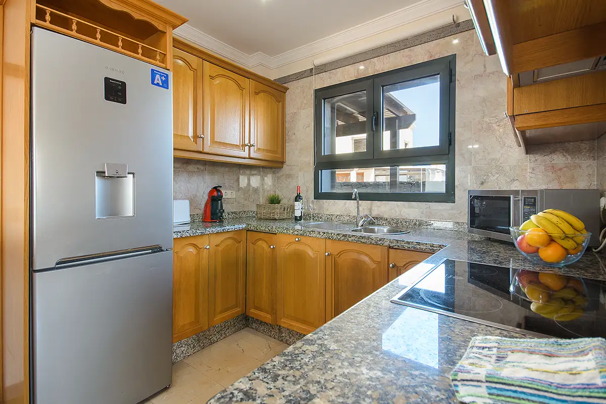 Cocina completa y equipada con vistas al jardín en la Villa Hipoclub